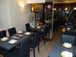 une salle à manger avec des tables et des chaises bleues dans l'établissement Le Relais Vauban, à Abbeville