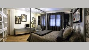 - une chambre avec un lit et une fenêtre avec des rideaux dans l'établissement Casa Rural La Parra de Maribel, à Alquézar