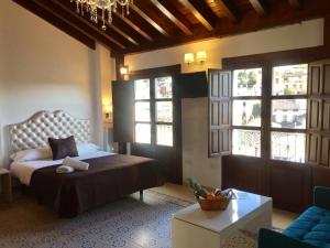 A bed or beds in a room at Casa Mirador Alhambra