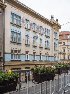 un grupo de plantas en una barandilla frente a un edificio en Artissimo Apartments en Zagreb