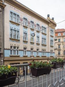 un gruppo di piante su una ringhiera di fronte a un edificio di Artissimo Apartments a Zagabria