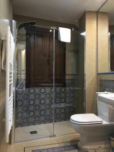 A bathroom at Casa Mirador Alhambra Még 19 kép