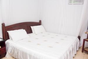 Postel nebo postele na pokoji v ubytování Scroll Inn Hotel