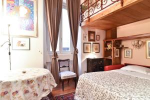 ローマにあるMagenta Collection Del Grande 21のベッドルーム1室(ベッド1台、テーブル、窓付)