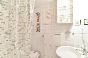 e bagno con lavandino, servizi igienici e doccia. di Magenta Collection Del Grande 21 a Roma