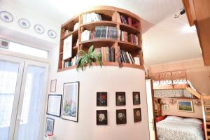 una camera con una libreria e un frigorifero di Magenta Collection Del Grande 21 a Roma