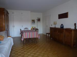 - une chambre avec une table, des chaises et un lit dans l'établissement Résidence Rose Mousse, à Arcachon