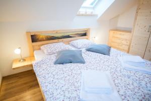 Ένα ή περισσότερα κρεβάτια σε δωμάτιο στο Apartmaji Štrud´l Bohinj