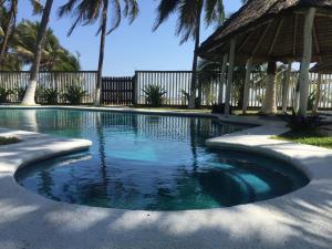 Bazén v ubytování Nichos Beach Villas nebo v jeho okolí