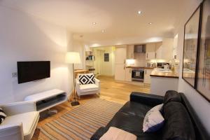 een woonkamer met een bank en een keuken bij 3 New Assembly Close - Royal Mile in Edinburgh