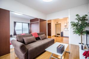 un salon avec un canapé et une table dans l'établissement Murata COPO 305 / Vacation STAY 2893, à Tokyo