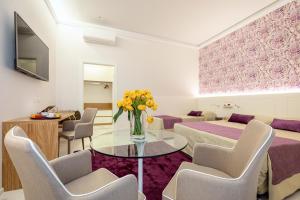 A television and/or entertainment centre at Cavour Suites Guest House
