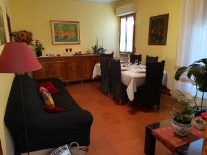 - un salon avec une table et une salle à manger dans l'établissement Melon's House, à Torre del Lago Puccini