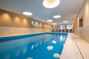 Bazén v ubytovaní Bliem's Familienhotel alebo v jeho blízkosti