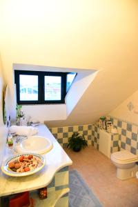 A bathroom at Coros