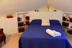 A bed or beds in a room at Coros
