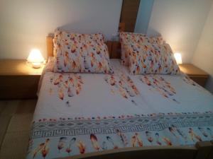 a bed with two pillows with birds on it at SOBE ŠOKČIĆ in Karlovac