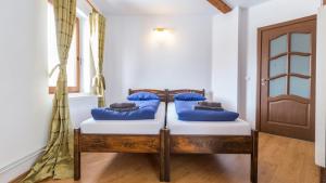 En eller flere senge i et værelse på Conacul din Vale