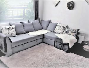 バンスコにあるApartment in Infinity Aparthotelの窓付きの客室で、グレーのソファが備わります。