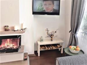 バンスコにあるApartment in Infinity Aparthotelのリビングルーム(暖炉、壁掛けテレビ付)