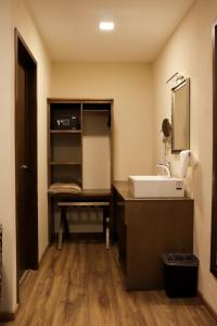 A bathroom at Hotel JYE by Serranillo, Mineral del Monte Hgo
