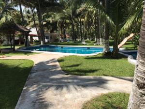 Bazén v ubytování Nichos Beach Villas nebo v jeho okolí