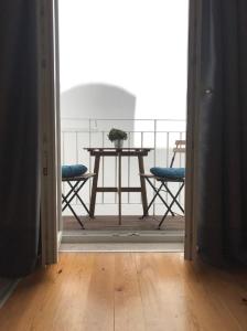 um quarto com uma mesa e duas cadeiras e uma mesa em Central Madragoa Flat em Lisboa