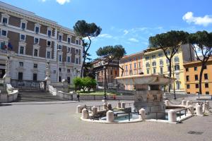 una fuente en una plaza en una ciudad con edificios en Residenza Dei Principi, en Roma