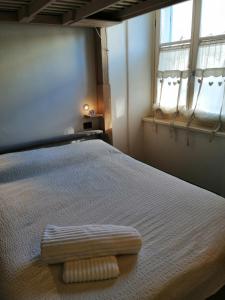 1 dormitorio con 1 cama con reposapiés en Ca' antica, en Rovereto