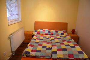 Un dormitorio con una cama con una colcha colorida. en Ferienhaus Spreewiese, en Schlepzig
