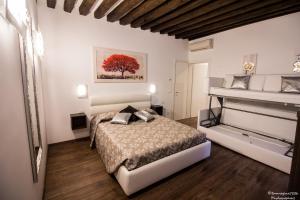 sypialnia z łóżkiem w pokoju w obiekcie Silver Suite w Wenecji