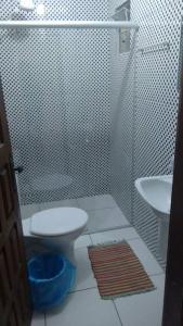 y baño con aseo y lavamanos. en Residencial Lage, en Porto Seguro
