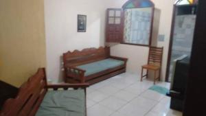 sala de estar con 2 camas de madera y TV en Residencial Lage, en Porto Seguro