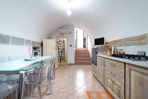 O bucătărie sau chicinetă la Casa dei puffi in Salento