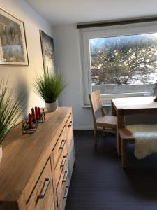 eine Küche mit einem Schreibtisch, einem Tisch und einem Fenster in der Unterkunft Bergkristall Braunlage in Braunlage