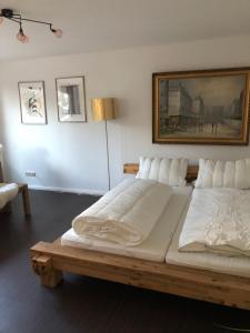 ブラウンラーゲにあるBergkristall Braunlageのベッドルーム1室(大型ベッド2台付)