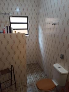 uma casa de banho com um WC e uma janela em Casa a 50 Metros da Praia - No melhor local da PG na Praia Grande