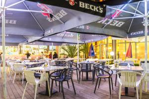 En restaurant eller et andet spisested på Admiral Plaza Hotel