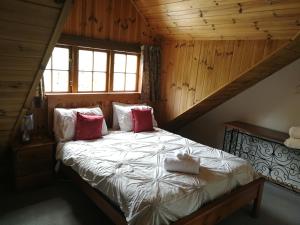 A bed or beds in a room at Ruapehu Log Lodge