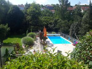 Bazén v ubytování Pension am Weinberg Bed & Breakfast nebo v jeho okolí