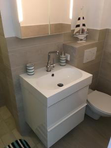 a bathroom with a white sink and a toilet at Apartment in der Innenstadt in Göttingen