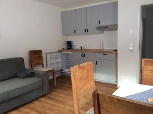 a living room with a couch and a kitchen at Ferienwohnung Sauer in Blaichach