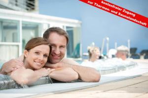 Ein Mann und eine Frau im Schwimmbad. in der Unterkunft feelMOOR - Gesundresort Bad Wurzach in Bad Wurzach