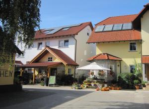 un groupe de bâtiments avec des citrouilles devant eux dans l'établissement Landhaus-Apartments, à Wattenheim