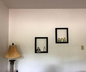 tres espejos enmarcados en una pared con una lámpara en Perfect Country-Side Get-Away, en Boerne