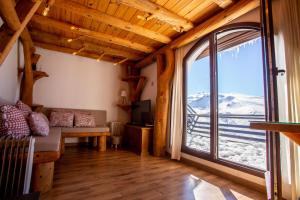 um quarto com um sofá e uma grande janela em Nieve em Sierra Nevada