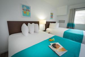 Ένα ή περισσότερα κρεβάτια σε δωμάτιο στο Regency Inn & Suites Sarasota