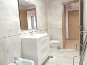 Bilik mandi di Residencial Olival-Acceso privado playa por jardín +40 gambar