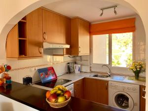 拉佐宜亞的住宿－AOTEAROA，厨房在柜台上放一碗水果