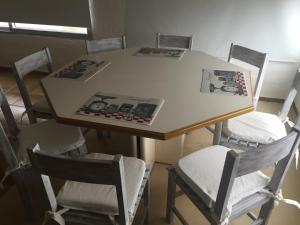 une table et des chaises avec des photographies dessus dans l'établissement FLATS ON THE BEACH BALCONADA I, à La Paloma 5 autres photos